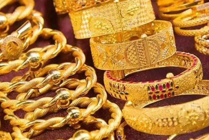 How much has the price of gold decreased 4 times in a row?